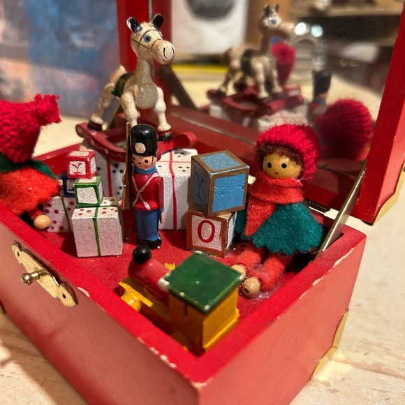 Vintage Musical Toy Chest Christmas Music Box - Picture 5 of 12